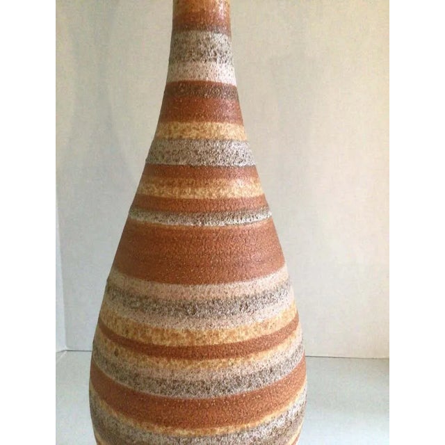 Glidden Pottery 1960s Mid Century Glazed Ceramic Table Lamp With Wood Base For Sale - Image 4 of 9