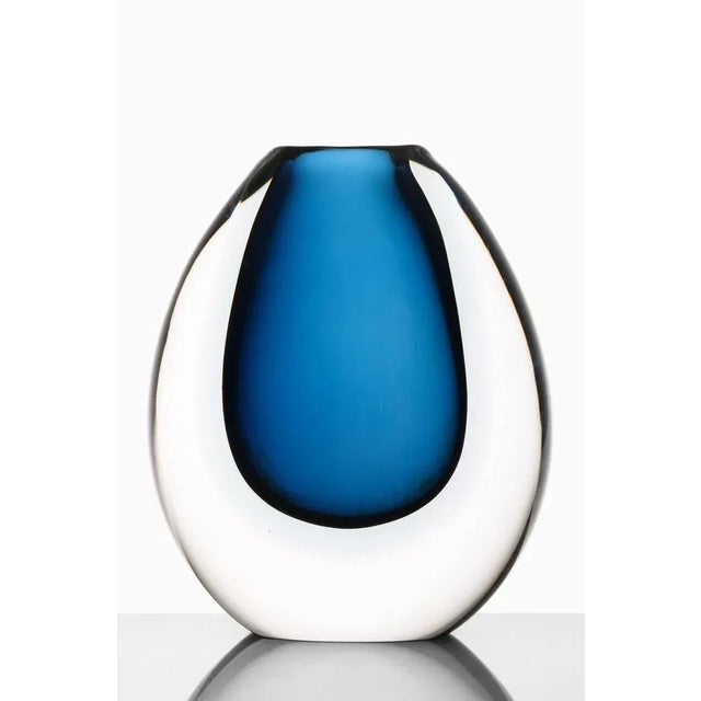 Vicke Lindstrand Glass Vase in Dark Blue attributed to Vicke Lindstrand, 1960s For Sale - Image 4 of 5