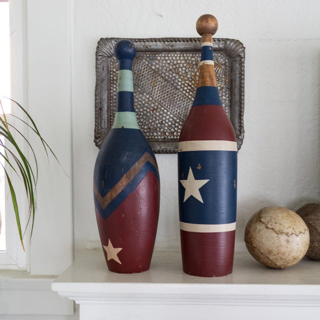 Pair of Early 20th Century Painted Circus Juggling Pins or Indian Clubs For Sale - Image 10 of 15