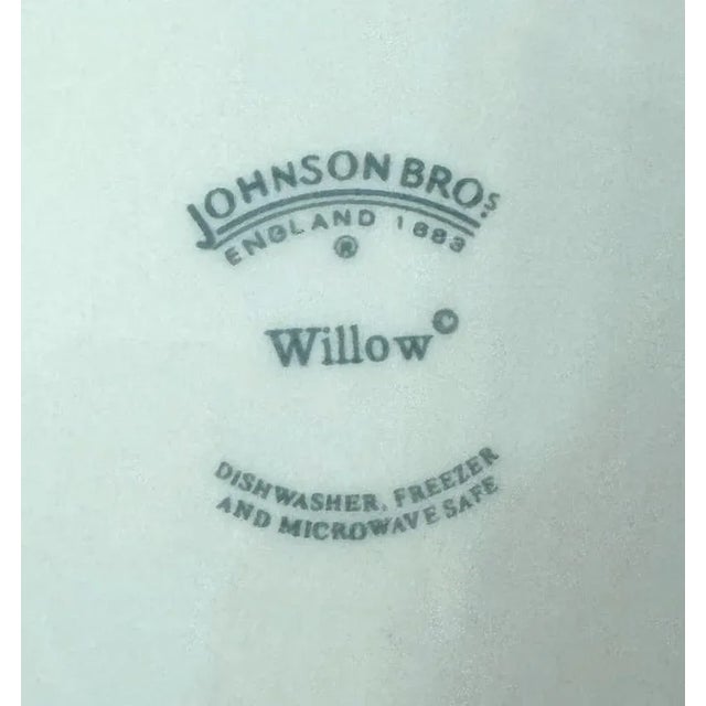 Johnson Brothers Mid 20th Century Johnson Bros. Willow Dinner Plate For Sale - Image 4 of 4