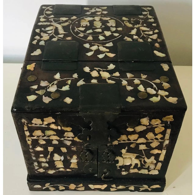 Chinese Chinese Qing Dynasty Mother of Pearl Shell Inlay Hardwood Jewelry Box With Shell For Sale - Image 3 of 10