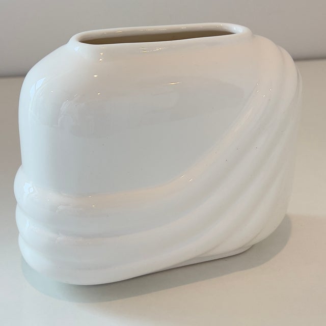 Contemporary Vintage 1980s Art Deco Glossy White Swirl Flower Planter Signed Organic Modern For Sale - Image 3 of 9