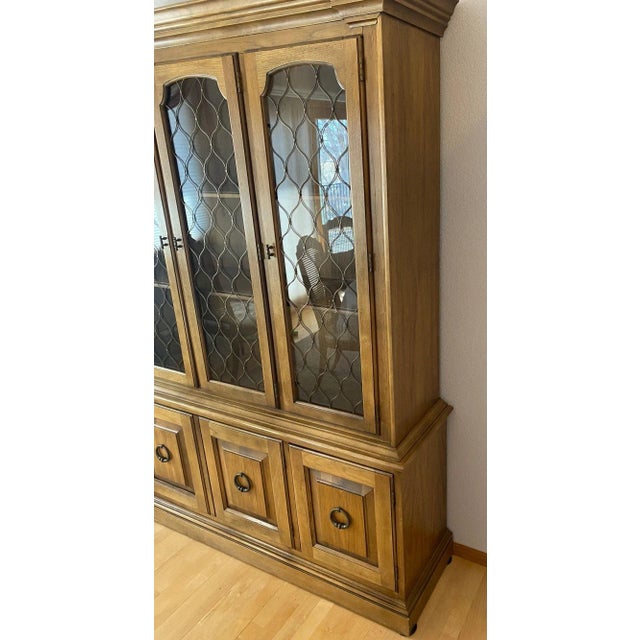 Drexel Heritage Mid-Century Drexel China Cabinet With Arched Lattice Glass Doors For Sale - Image 4 of 12