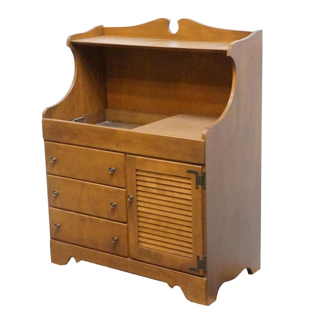 American Ethan Allen / Baumritter Heirloom Nutmeg Maple Colonial Early American 36" Dry Sink Server W. Shutter Door Cabinet For Sale - Image 3 of 15
