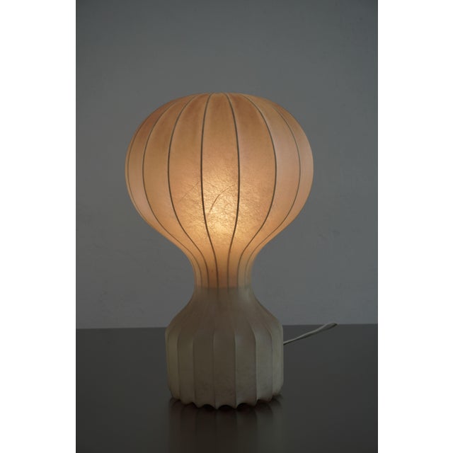 Flos's Gatto Grande, in its rare first cocoon resin edition, is one of the most iconic lamps designed by Achille and Pier...