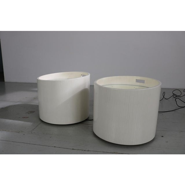 Barrel-Shaped Illuminated Tables in White Lacquered Wood with Glass Tops, 1970s, Set of 2 For Sale - Image 18 of 18