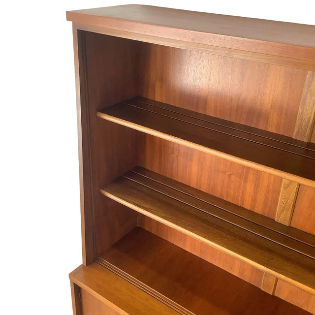 Vintage Mid-Century Modern Walnut Hutch Cabinet With Open Display Shelving For Sale In Philadelphia - Image 6 of 18