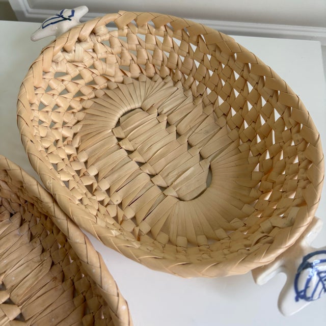 Pair of Vintage Woven Basket Trays With Blue White Delft Style Porcelain Hand-Painted Handles For Sale - Image 4 of 9