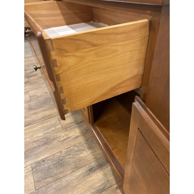 Wood Vintage Ethan Allen Baumritter Heirloom Nutmeg Maple Console Sideboard Credenza For Sale - Image 7 of 13