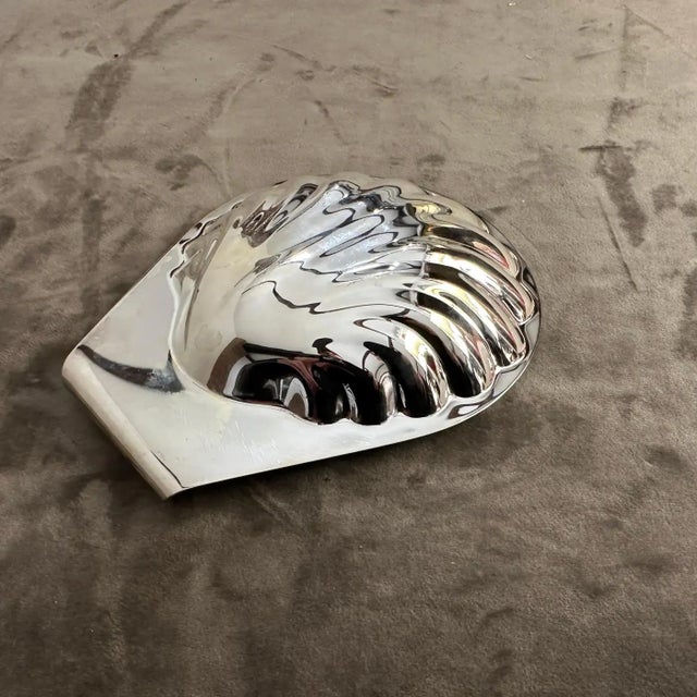 This elegant 1990s modern silver-plated and glass shell plate is a sophisticated creation by the renowned Italian designer...
