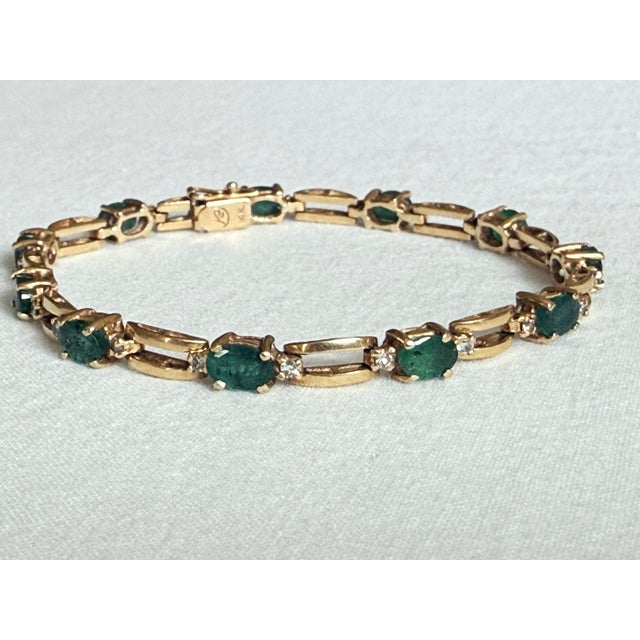 1980s Vintage Michael Anthony 14k Yellow Gold Emerald Diamond Bar Link Tennis Bracelet For Sale - Image 5 of 17