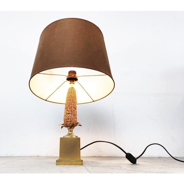 Charming corn table lamp. The corn sculpture is made of resin and is nicely detailed. Brass base and original lamp shade...