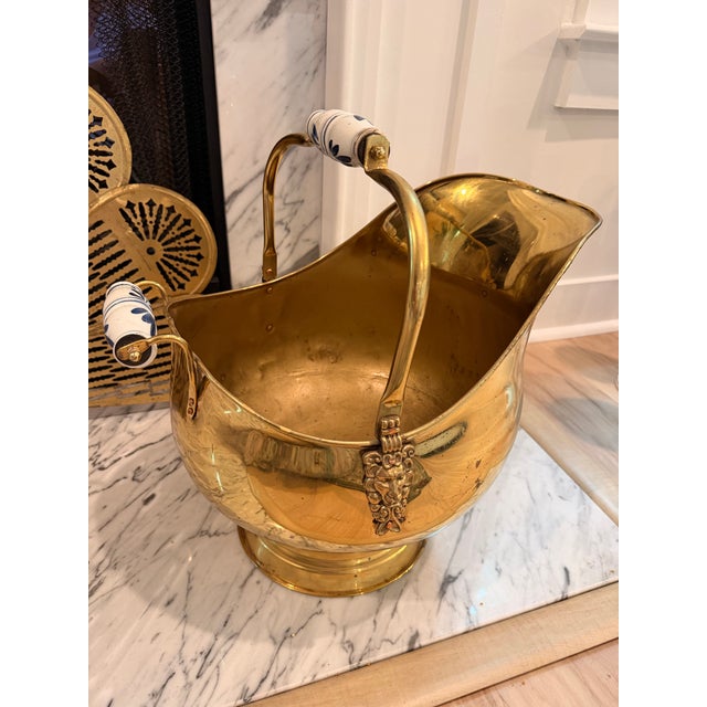 Metal Large Brass Coal Scuttle / Fireplace Log Bucket With Lion Mask Mounts & Delft-Style Ceramic Handles - For Sale - Image 7 of 9