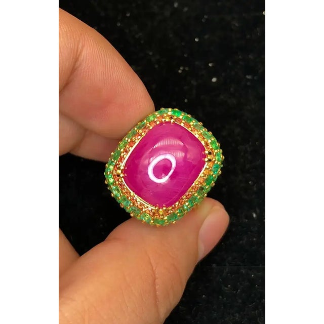Bochic “Orient” Natural Emerald & Ruby Ring Set In 18K Yellow Solid Gold For Sale - Image 4 of 12