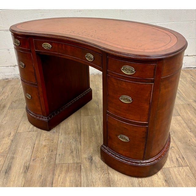 Vintage Colonial MFG Leather Top Kidney Shaped Writing Kneehole Desk or Vanity For Sale In Kansas City - Image 6 of 9