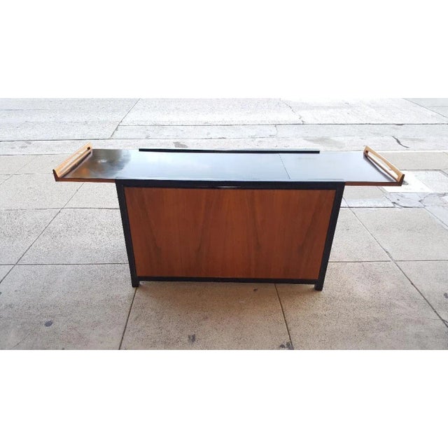 1960s Glenn of California Extendable Drop Leaf Walnut and Black Lacquer Bar Cabinet For Sale In Los Angeles - Image 6 of 12