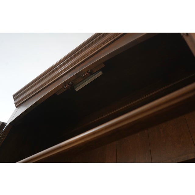 1970s Ethan Allen Maple 2 Door China Cabinet For Sale - Image 5 of 18