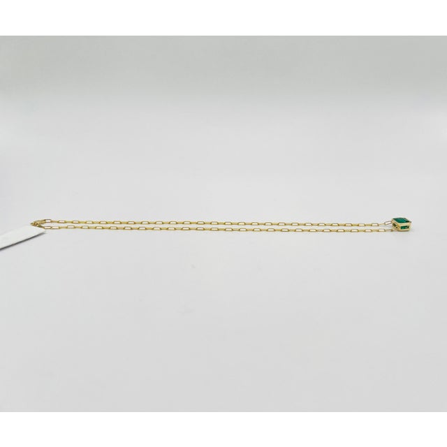2020s Emerald in Emerald Cut Bezel Paperclip Necklace in 14k Yellow Gold For Sale - Image 5 of 7