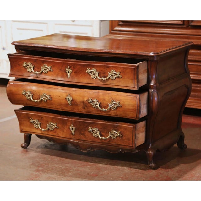 Wood 18th Century French Louis XV Mahogany Three-Drawer Commode Tombeau From Bordeaux For Sale - Image 7 of 13