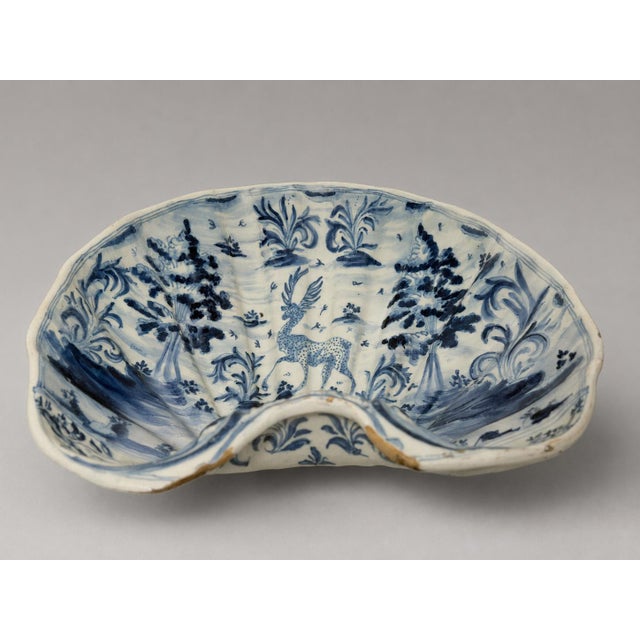 Spanish Spanish Tin-Glazed Shell-Form Basin Attr: Puente Del Arzobispo, Toledo 1790-1830 For Sale - Image 3 of 12