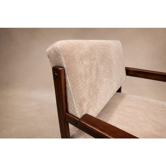 1960s Pair of Brazilian Mid-Century Modern Rosewood Armchairs by Jorge Jabour Mauad for Cantù Móveis, Cream Mohair, Brazil, 1960s For Sale - Image 5 of 18