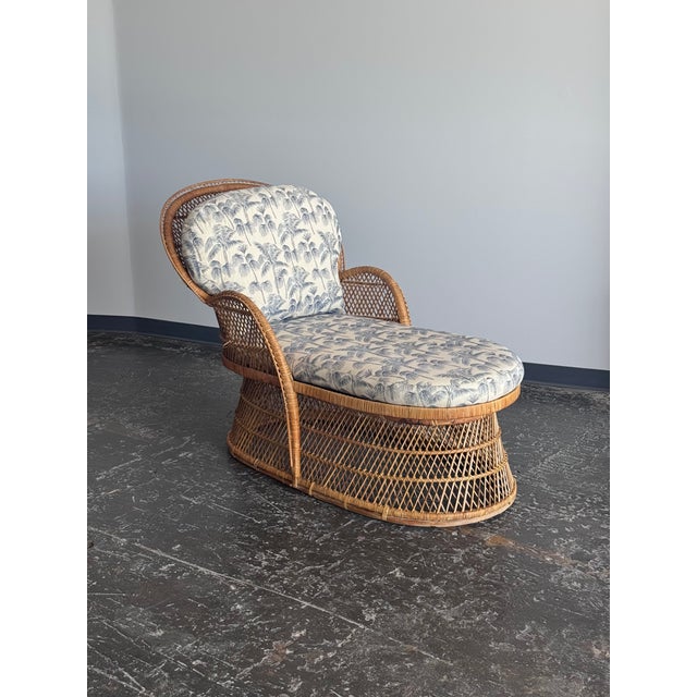 Fabulous vintage 1970s peacock wicker chaise lounge. Wonderful creamy white cushions with blue palm tree motif. Perfect...