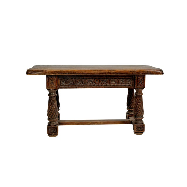 Antique oak side table, a piece of great character distinguished by the elegance of its turned legs, the true focal point...