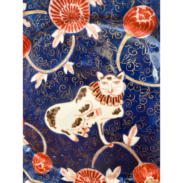 Japanese Late 19th Century Meiji Period Large Imari Platter With Cat For Sale - Image 3 of 10