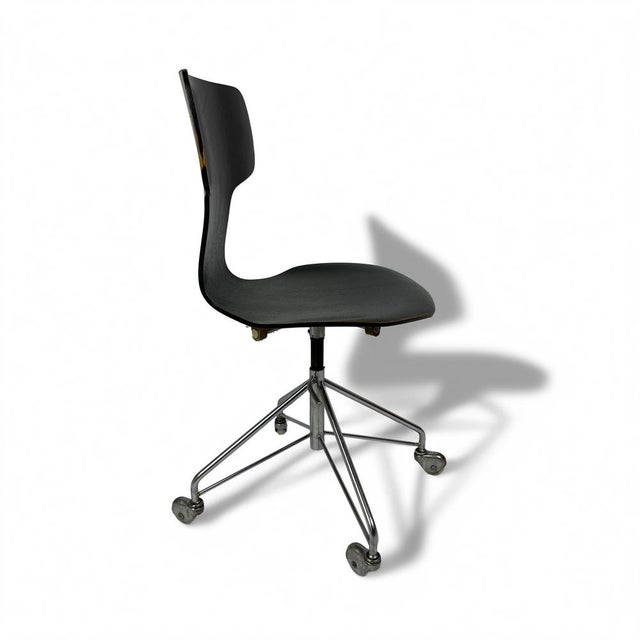 An original model 3113 swivel office chair designed by arne jacobsen and produced by fritz hansen, denmark in 1969. this...