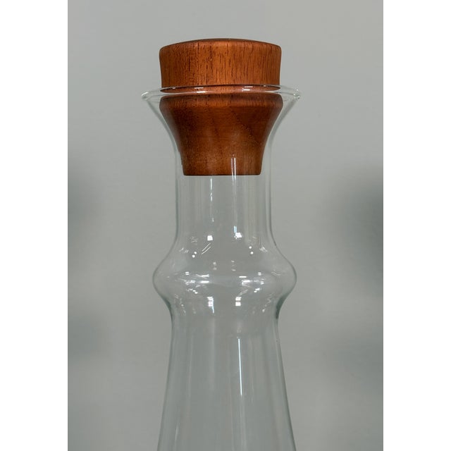 This Danish Modern decanter by Dansk International Designs features a sculptural clear glass body topped with a hand-...