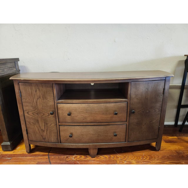 2020s Hammary Primo III Collection Entertainment Console Tv Stand Media Cabinet Attributed For Sale - Image 5 of 17