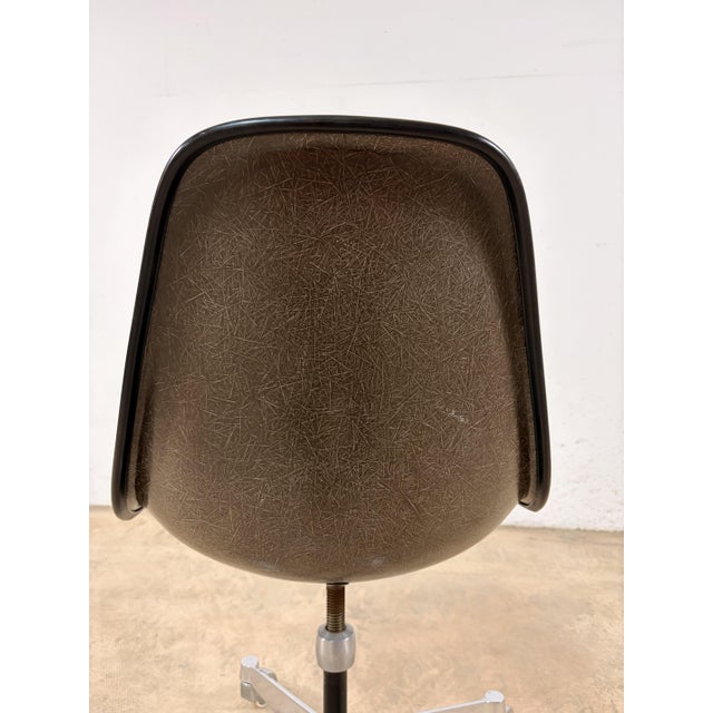 PSCC Fiberglass Side Chair by Charles & Ray Eames for Vitra / Herman Miller, 1970s For Sale - Image 6 of 10