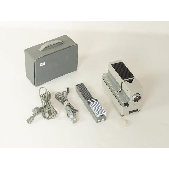 D 40 slide projector, dieter rams, braun width: 14 cm height: 20 cm depth: 26 cm width 11 - 14 cm height 17 - 20 cm case w...