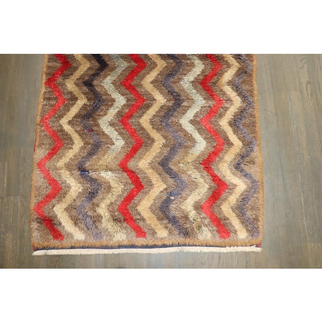 Mid Century Modern Minimalist Turkish Zig Zag Tulu Shag Rug no. j5310 For Sale - Image 4 of 5