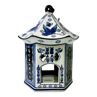 1970s Vintage Chinoiserie Hollywood Regency Blue & White Porcelain Birdhouse Decorative Object For Sale