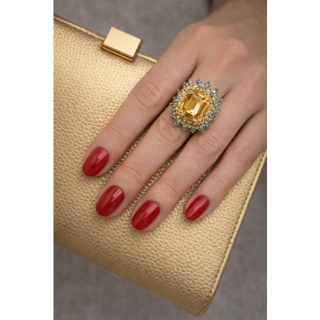 Bochic Capri Retro 7ct Citrine, Peridot & Blue Topaz Ring in Gold For Sale - Image 11 of 11
