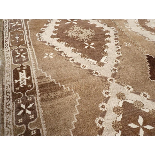 Tribal Galerie Shabab Collection Mid-20th Century Turkish Anatolian Room Size Carpet For Sale - Image 3 of 8