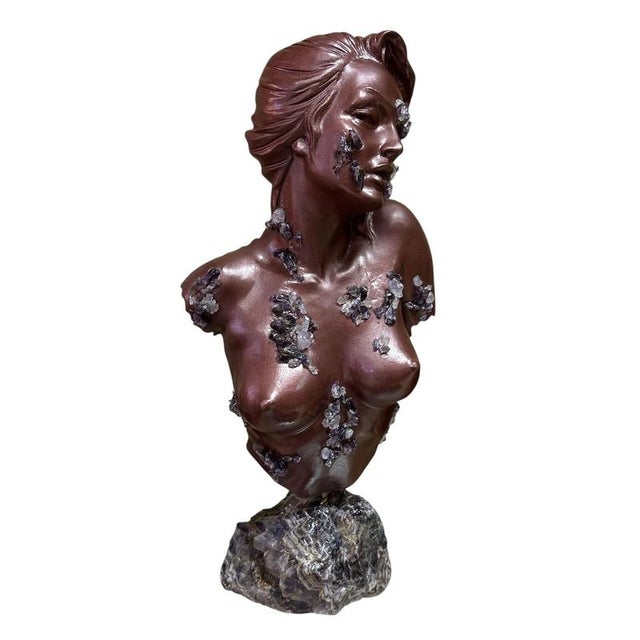 Dimensions: 24 cm wide, 18 cm deep, 44 cm high. A bust of a woman that embodies the innovation and modernity of our latest...