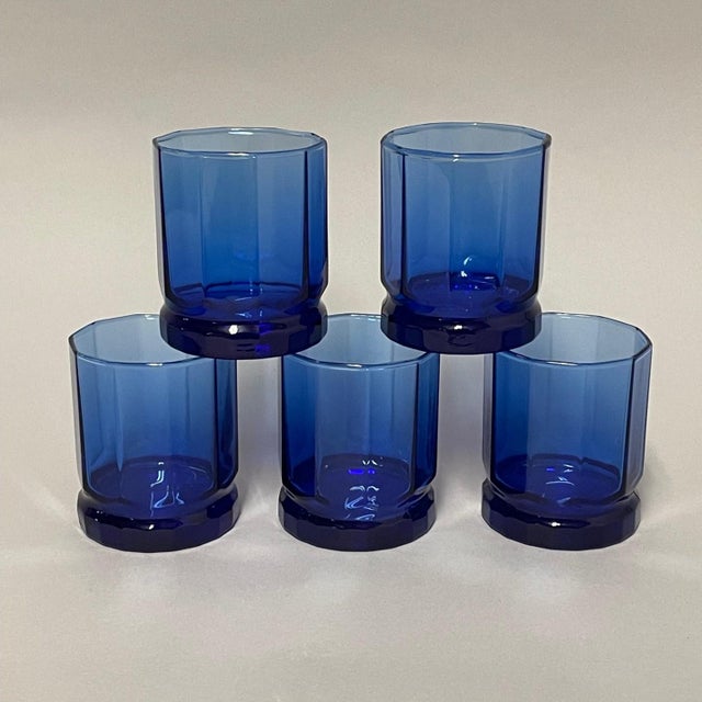 Add a bold splash of color to your glassware collection with this vintage set of 5 Anchor Hocking cobalt blue Essex rocks...