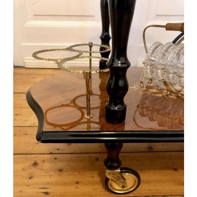 Vintage Colonial Sorrento Farfalla Drop Leaf Serving Trolley with Inlaid Brass Ornaments and Round Hinged Top, 1950s For Sale - Image 4 of 18