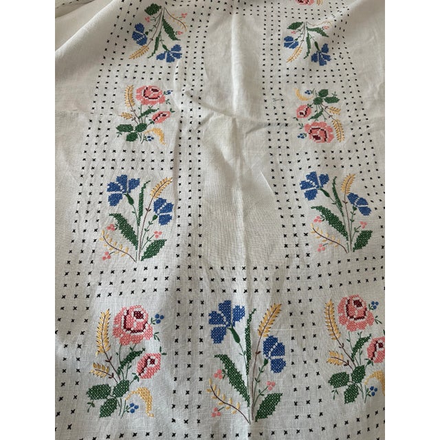 French Linen Floral Hand Embroidered For Sale - Image 4 of 9