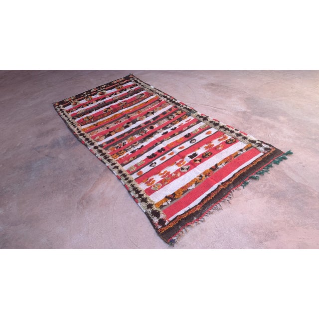 This vintage Moroccan rug is a true powerful women's artistic creation that is the first thing our eyes get caught when we...