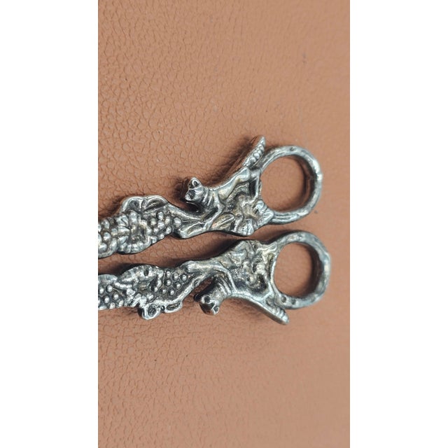 Pre-war plated grape scissors, dimensions: width 4.8 cm, height 14.8 cm, depth 1 cm.