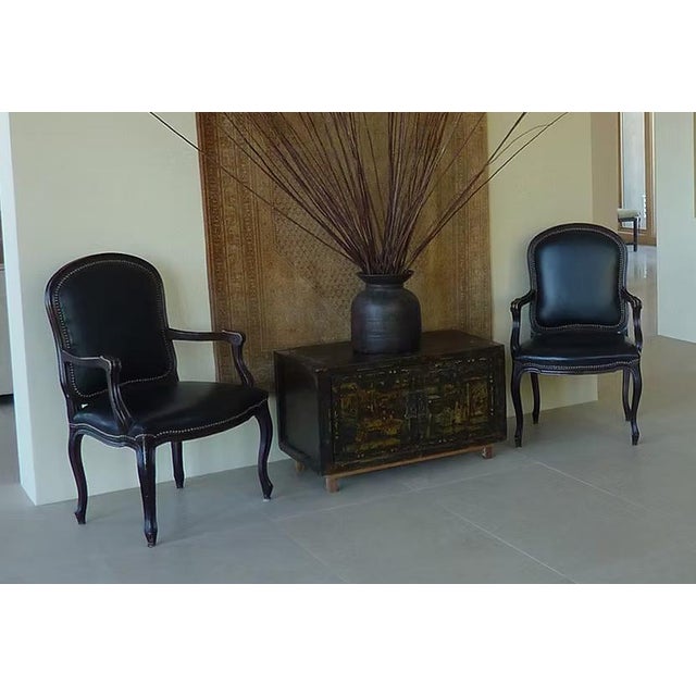 French 1970s French Louis XV Style Leather Fauteuil Arm Chairs With Leather Upholstery, 2 Pieces For Sale - Image 3 of 9
