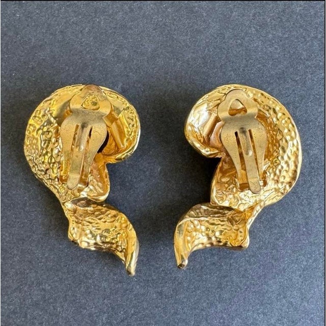 1980s Vintage 80s Gold Tone Statement Earrings Clip on Abstract Twist Surrealism a Pair For Sale - Image 5 of 6