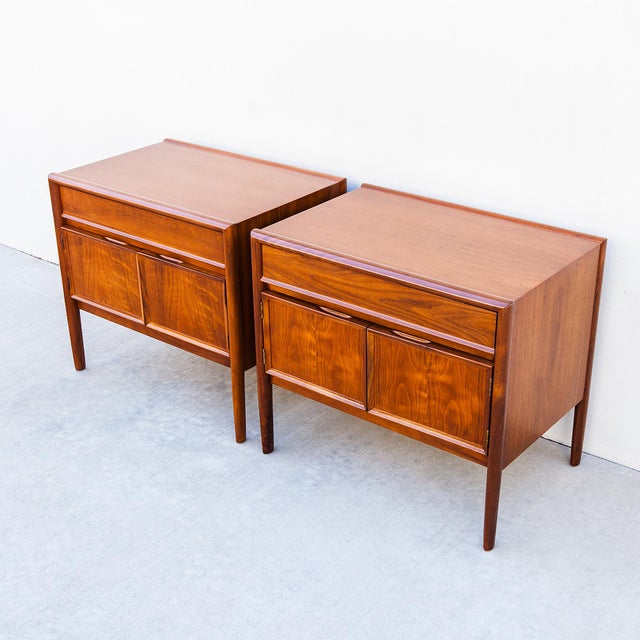 Mid-Century Modern 1960s Restored Barney Flagg for Drexel “Parallel” Mid Century Walnut Nightstands For Sale - Image 3 of 12