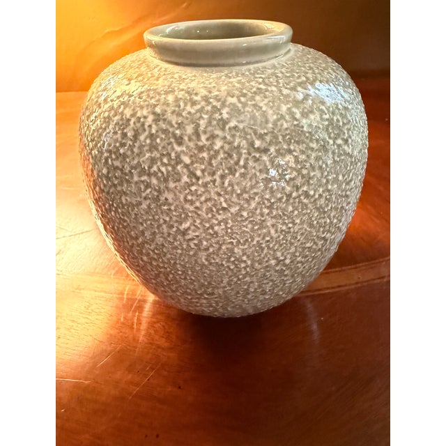 This vintage Hyalyn art pottery vase in light grey speckle glaze is a charming piece of mid 20th-century decor. Made in...