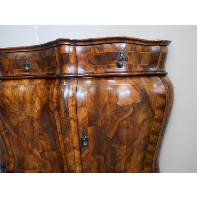 Antique 'Vecchia Cerea' shaped sideboard, 20th century Four-door, four-drawer sideboard. Veined in walnut burl, curved...