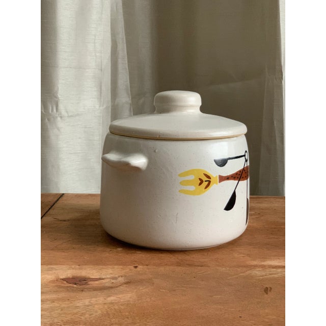 American vintage bean crockpot with lid. Excellent condition. No stains or chips. Can be used for serving food.