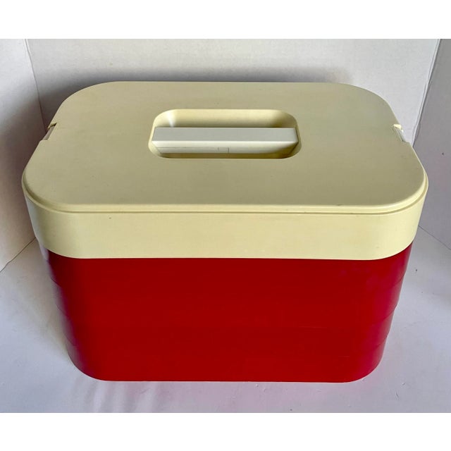 Here is an amazing picnic box from the 1960's with everything you need for a party of four! The picnic set consists of 4...